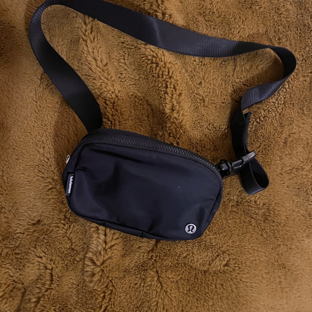 Lululemon Everywhere 1L Black Crossbody Bag